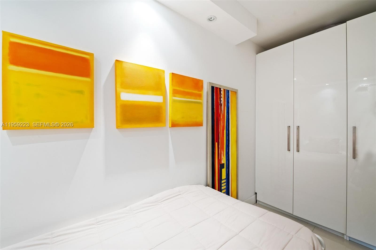 Small room for bed or office