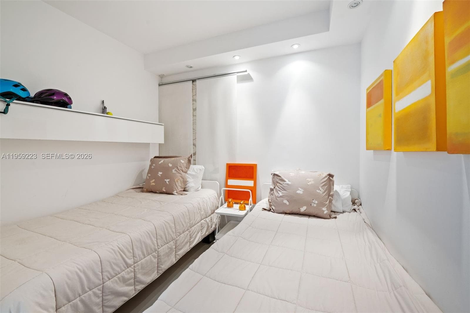 Small room for bed or office