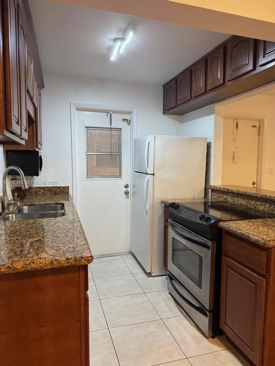 BAY PLACE CONDO · #204 in Hallandale Beach - Photo 4