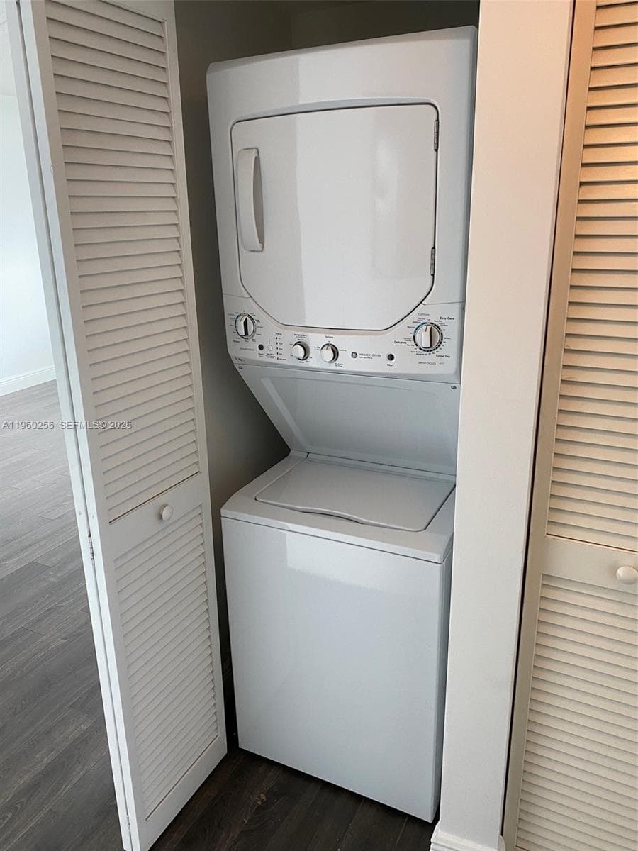 Washer Dryer in Unit