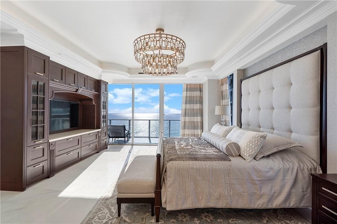 MASTER BEDROOM SUITE