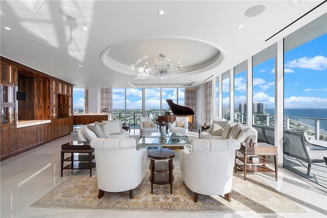 MAIN LIVING ROOM