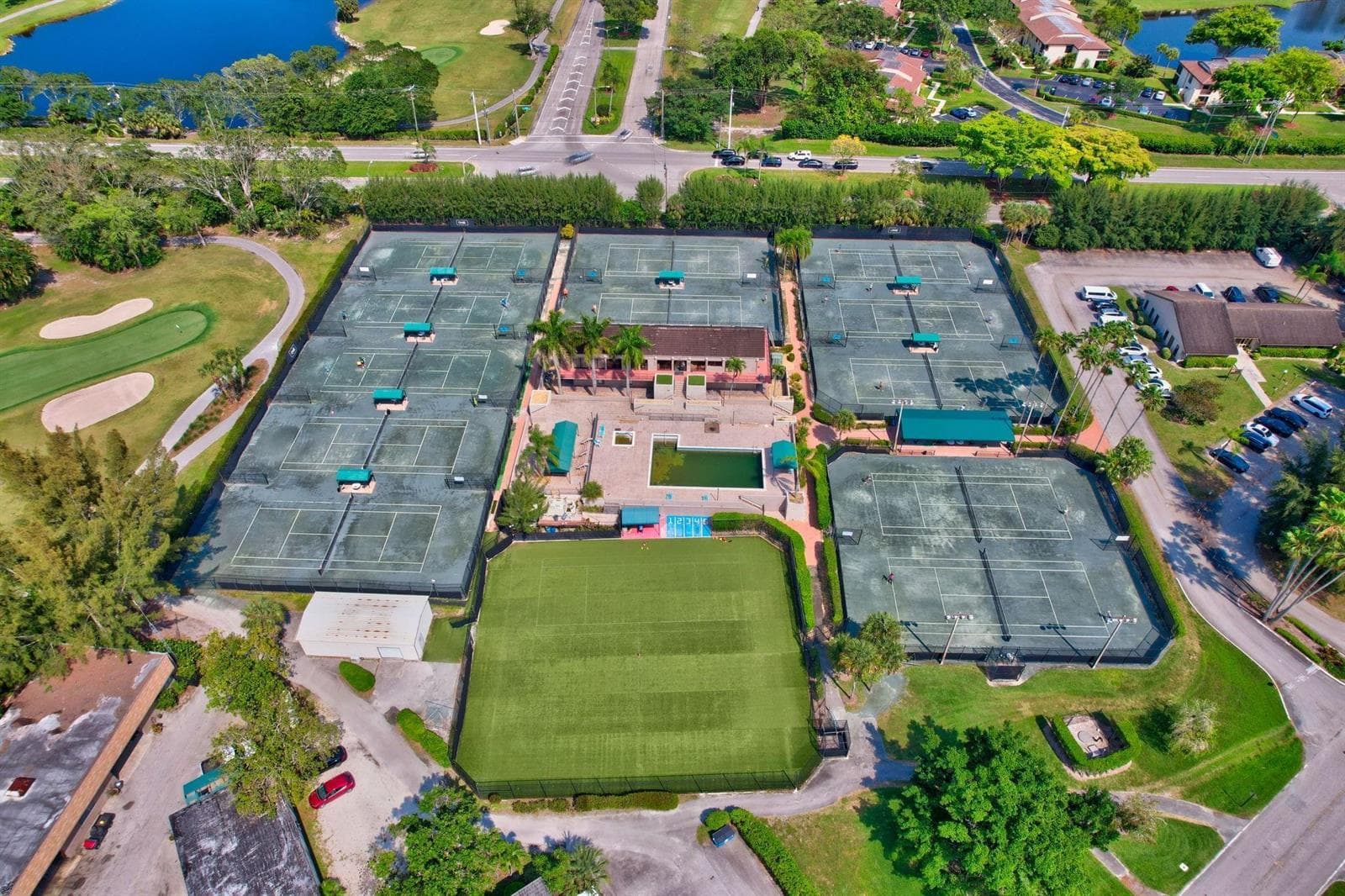 BOCA LAGO C.C. AMENITIES