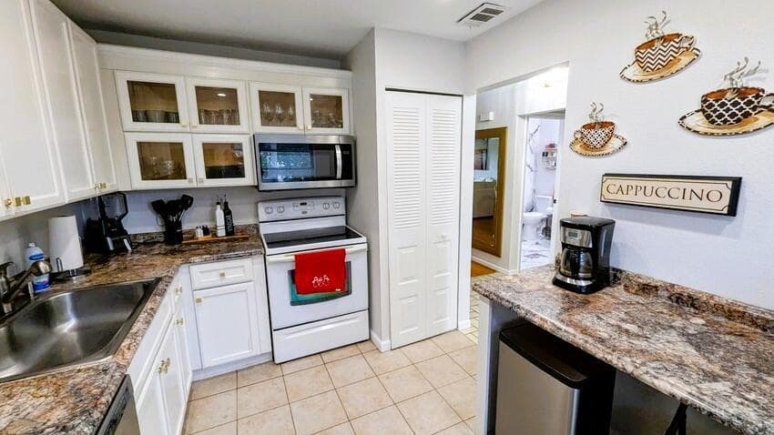 SPACIOUS KITCHEN