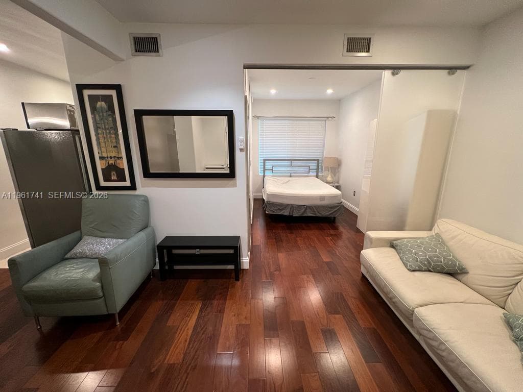526 15th St · #4 in Miami Beach - Photo 2