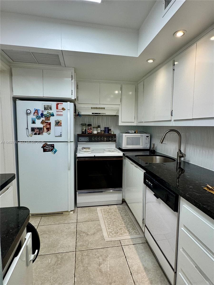 Biscayne Lake Gardens · #213 C in Aventura - Photo 1