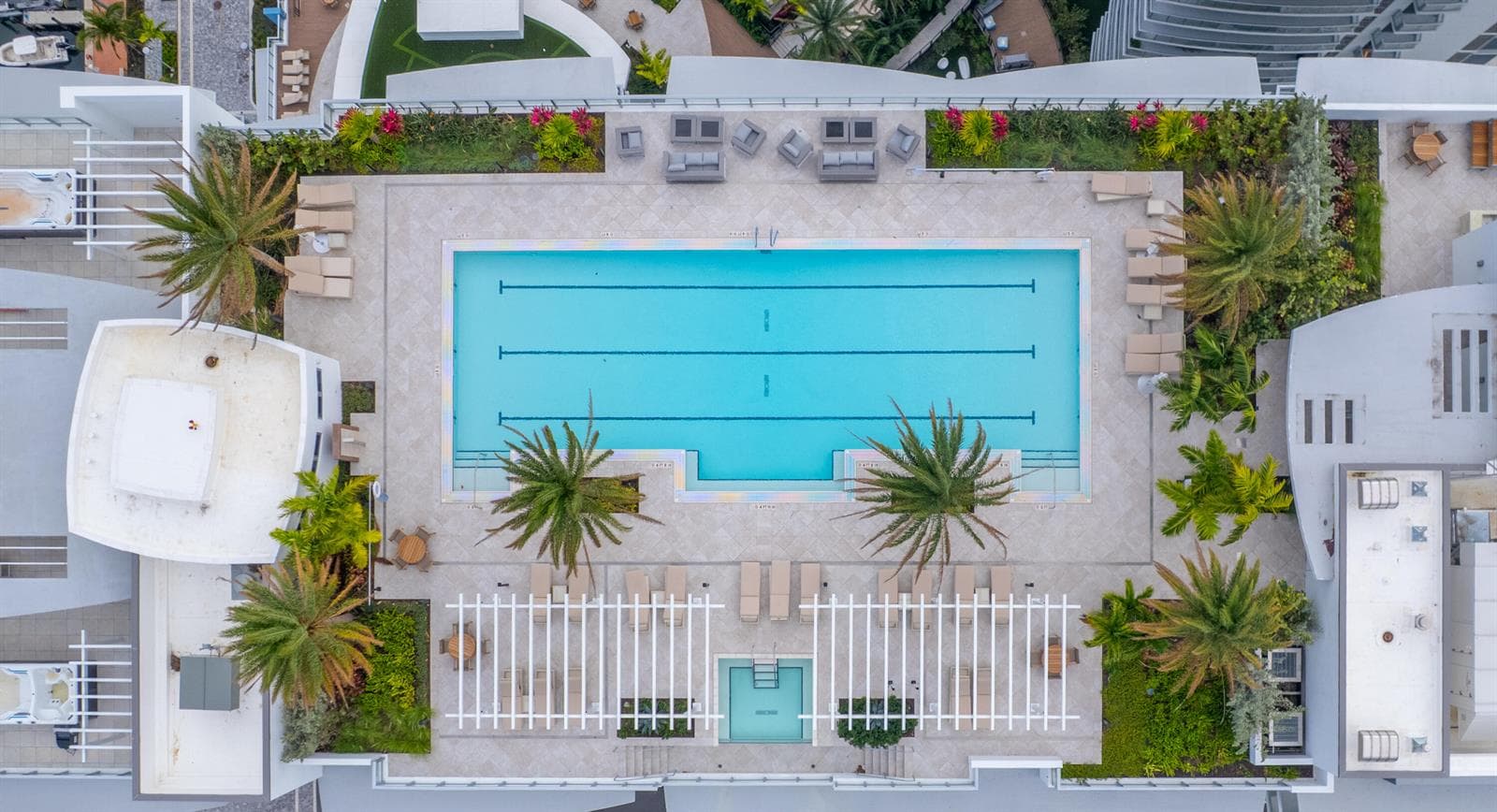 Nautilus 220 Aerial of rooftop pool!
