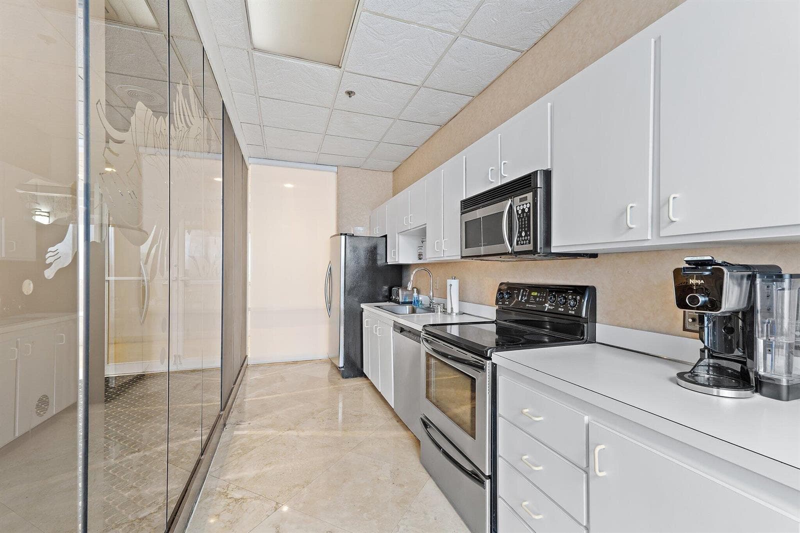5440 N Ocean 907_Club Room Kitchen