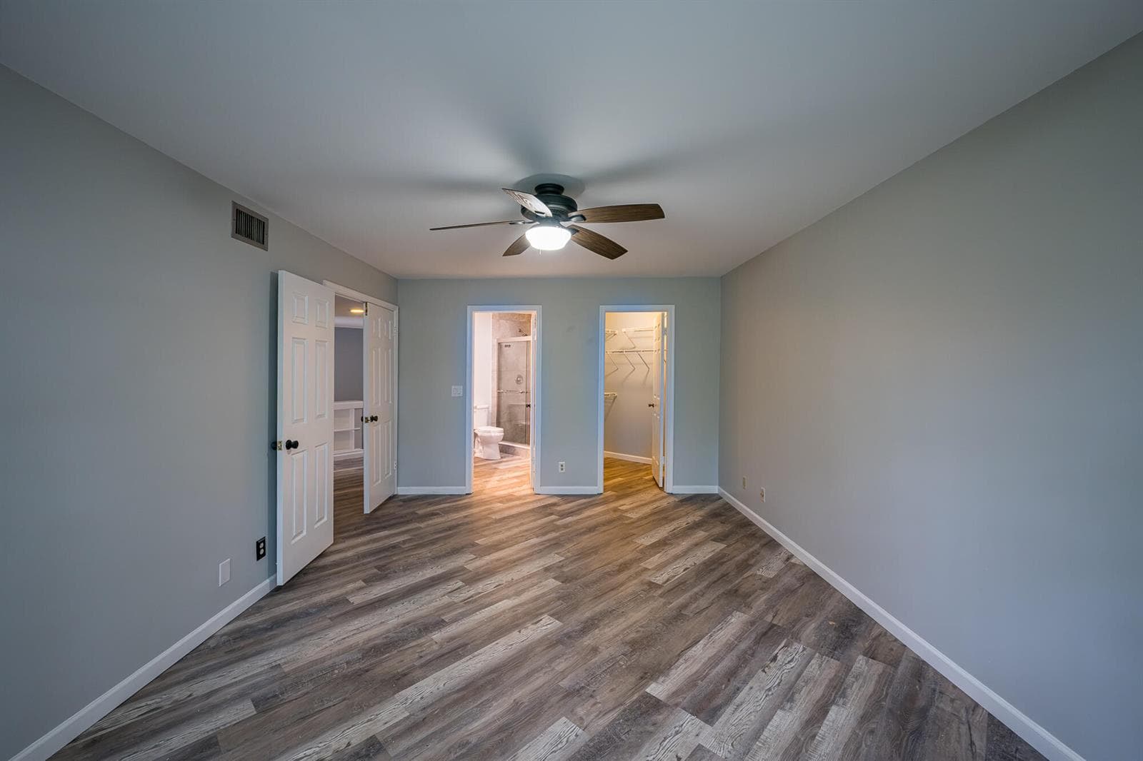 Walk-in closet/ on suit bathroom
