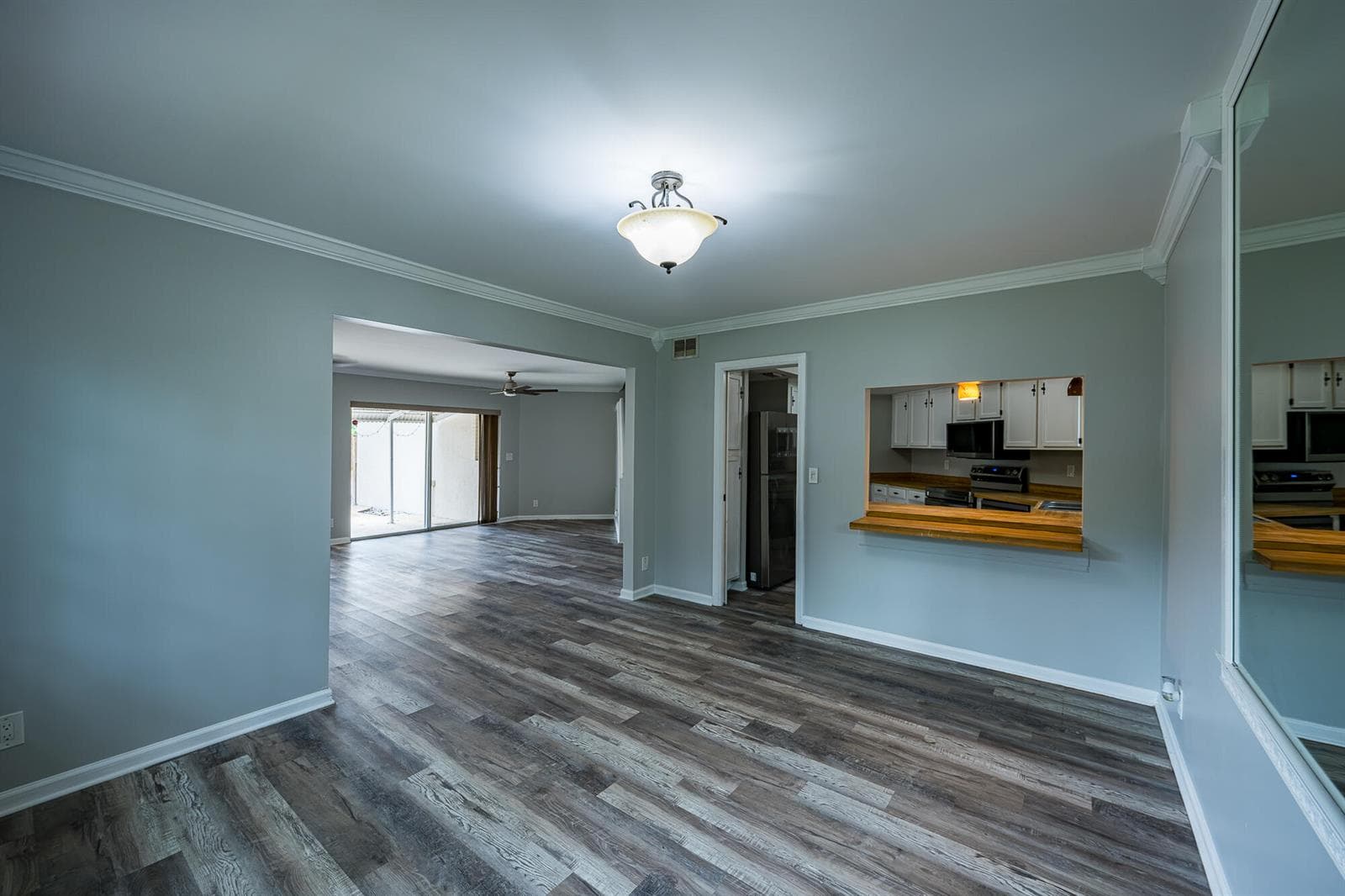 Dining area to kitchen