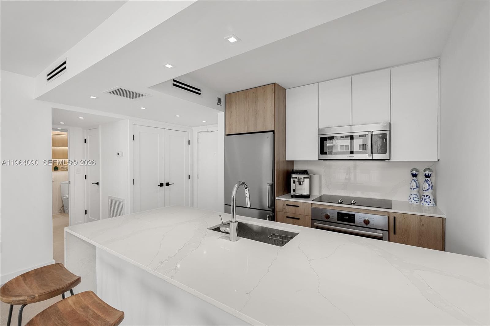 OCEAN POINT CONDO · #321 in Miami Beach - Photo 1