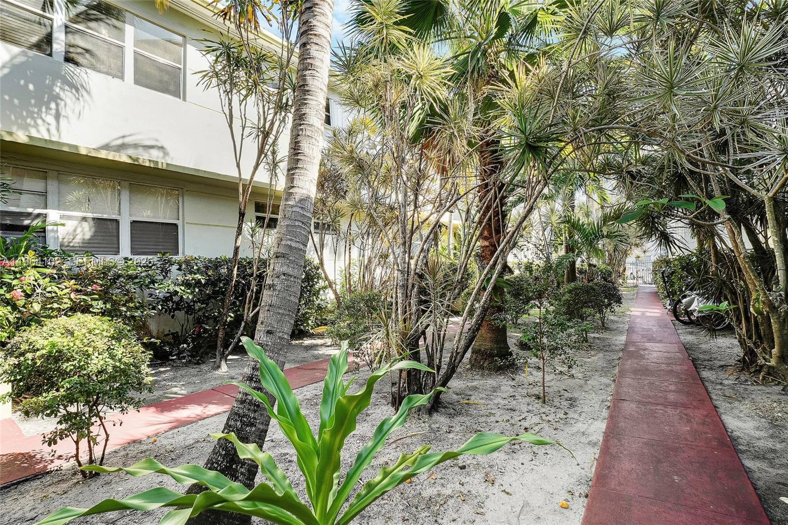 MARSEILLES DECO CONDO · #42 in Miami Beach - Photo 22
