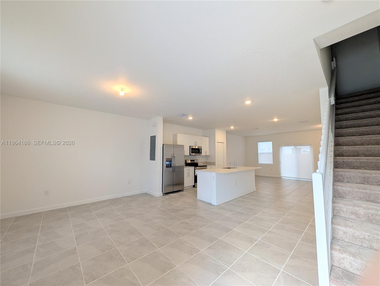 1172 SE 1st Ter photo 2