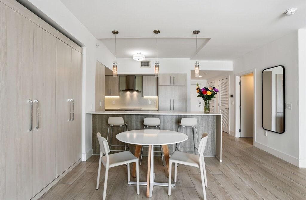 Eating area with breakfast bar