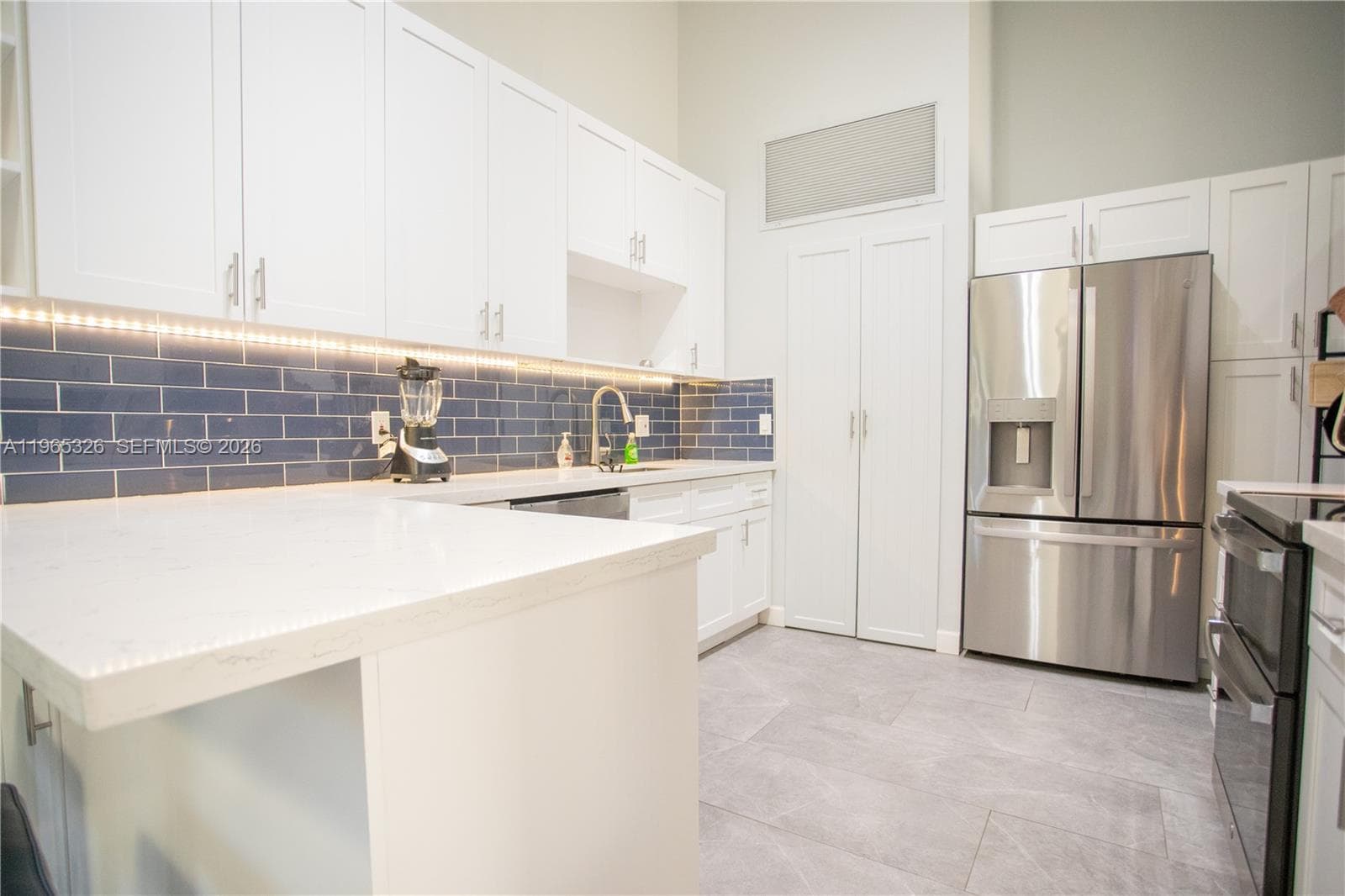 523 Leslie Dr photo 3