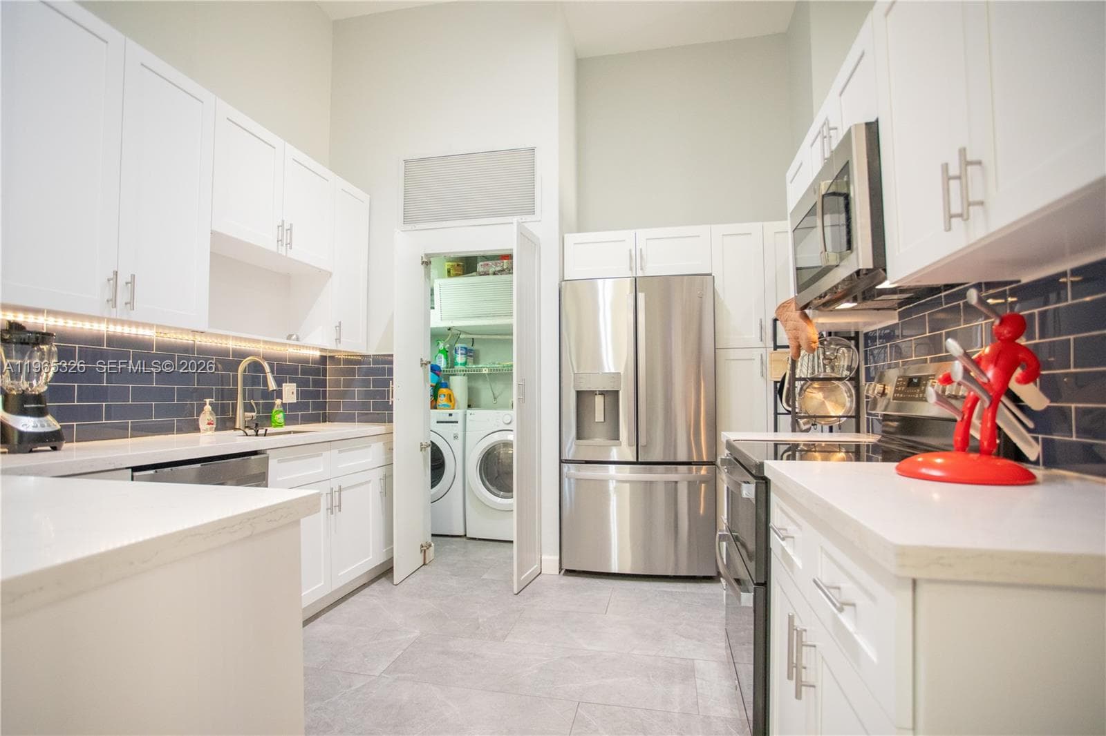 523 Leslie Dr photo 4
