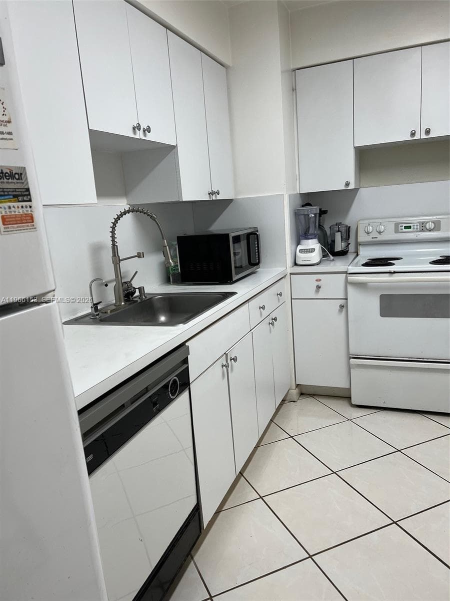 Four Winds Condo · #302 in Surfside - Photo 12