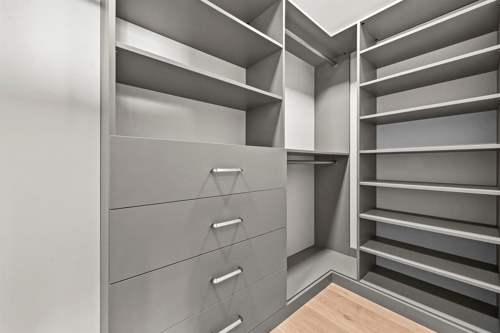 26 Closet 04
