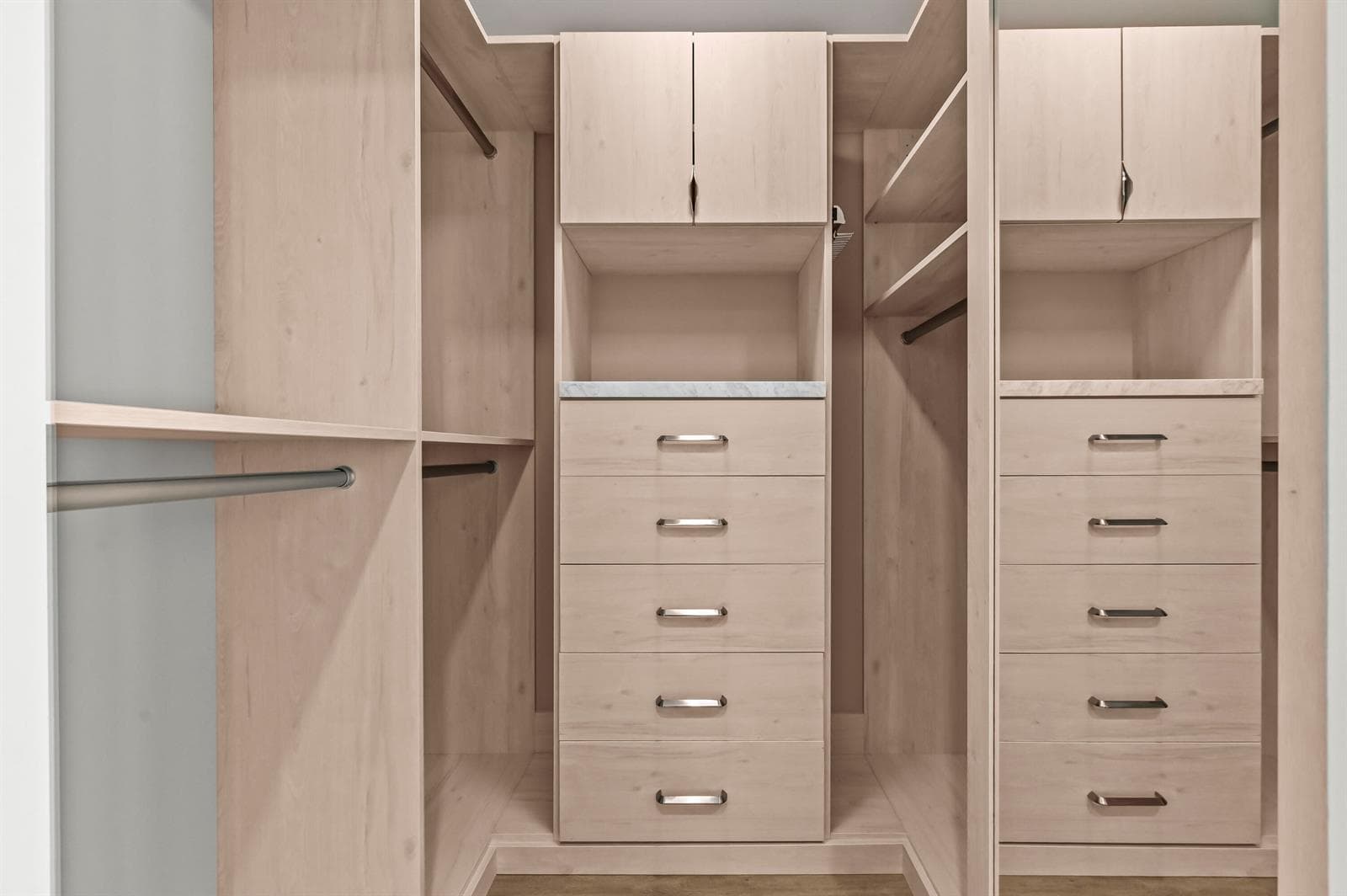 24 Closet 02