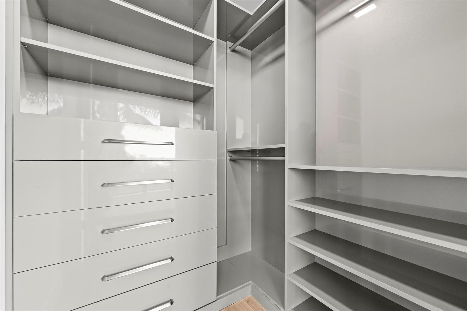33 Closet 01