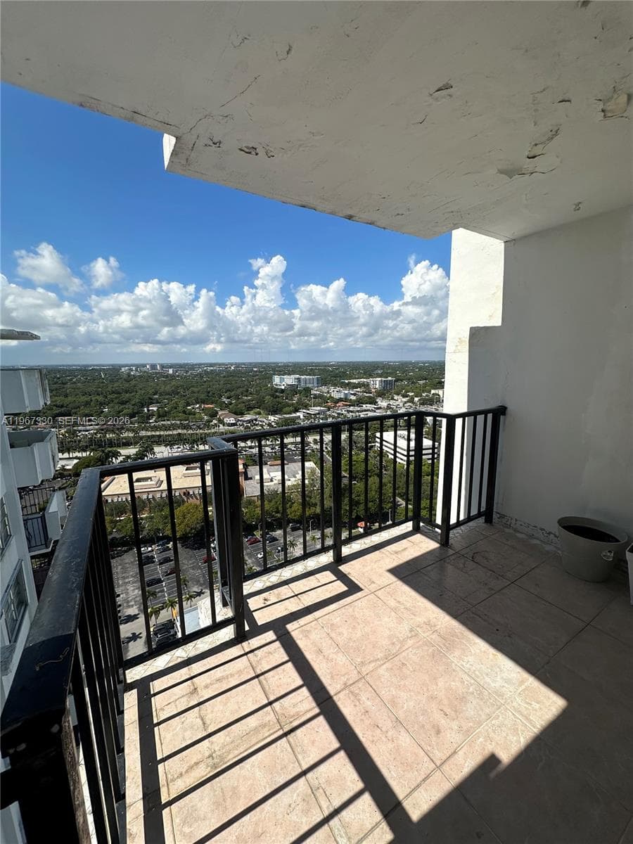 COMMODORE PLAZA CONDO · #PH07 in Aventura - Photo 4