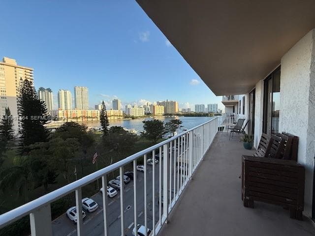 WINSTON TOWERS 700 CONDO · #811 in Sunny Isles Beach - Photo 2