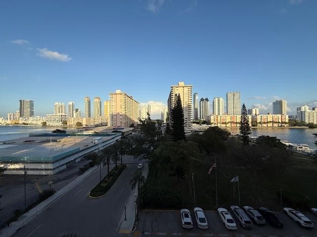 WINSTON TOWERS 700 CONDO · #811 in Sunny Isles Beach - Photo 3