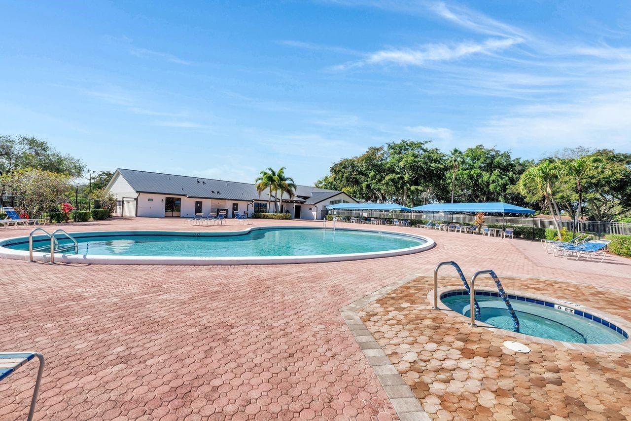 Large Temperature Controlled Pool & Spa