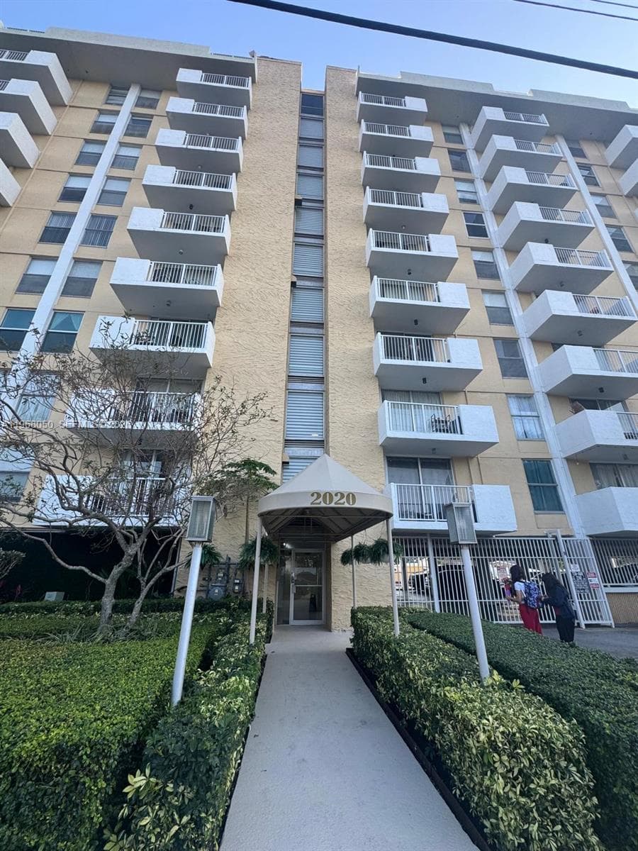 KEYSTONE TOWER CONDO · #811 in North Miami - Photo 2