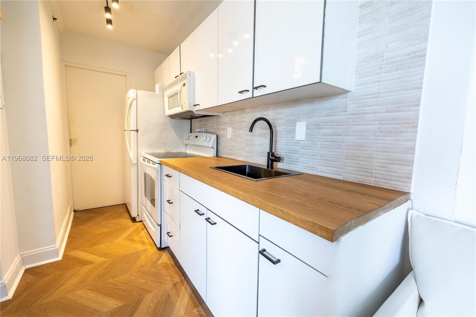 ISLANDER CONDO APTS · #604 in Miami Beach - Photo 6