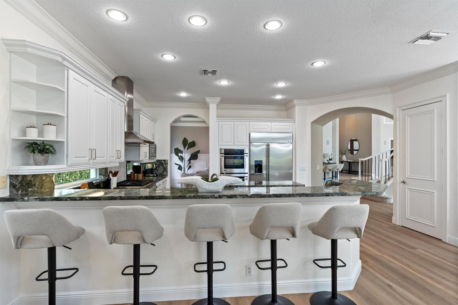 Plenty of seats in Kitchen + Separate di