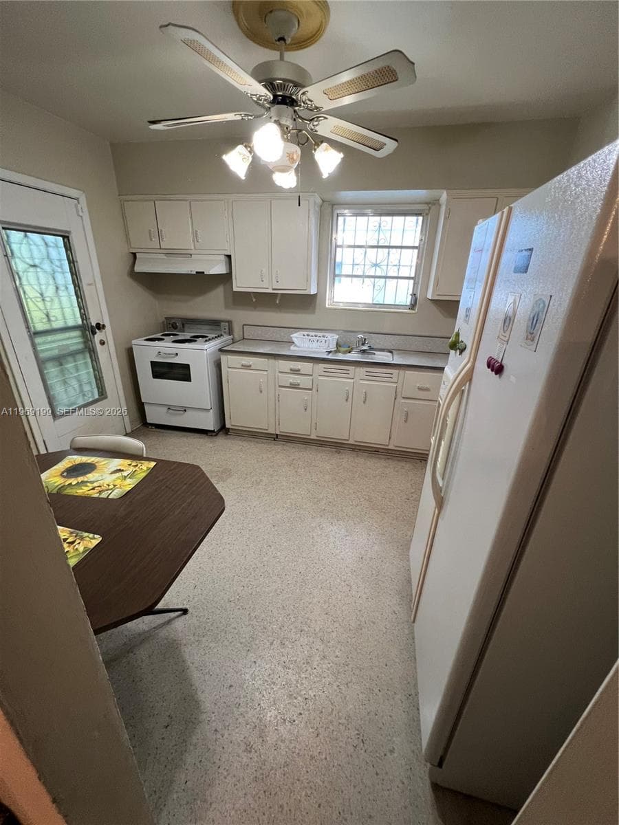812 Columbus Blvd photo 16