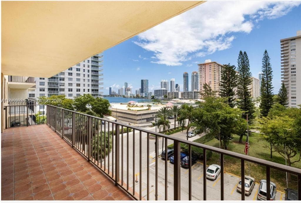 WINSTON TOWERS 700 CONDO · #612 in Sunny Isles Beach - Photo 2