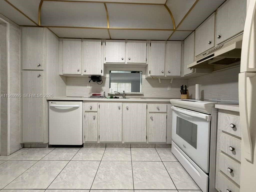 MEADOWBROOK LAKES VIEW CO · #109 in Dania Beach - Photo 9