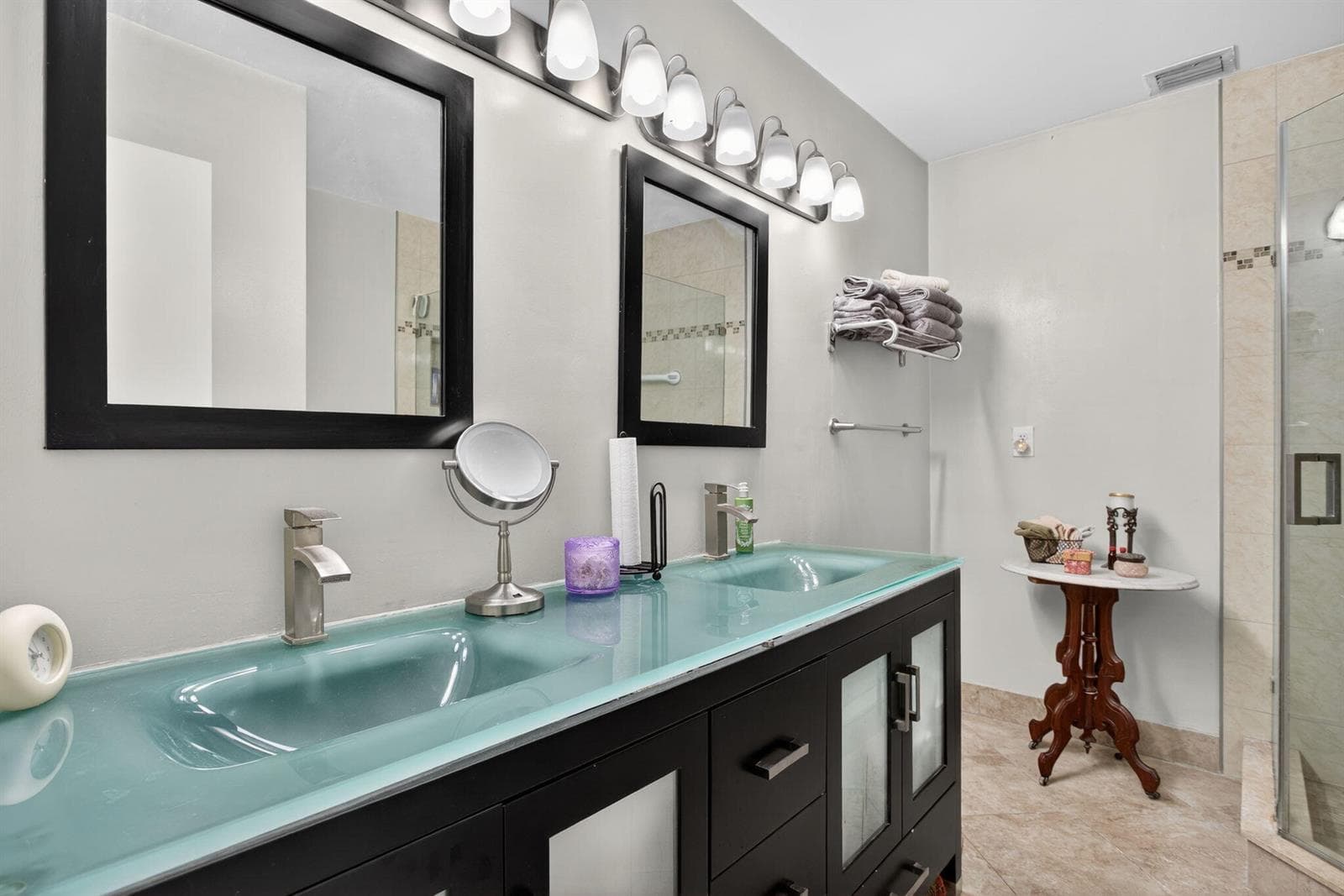 Primary Bath upstairs - Dble sinks