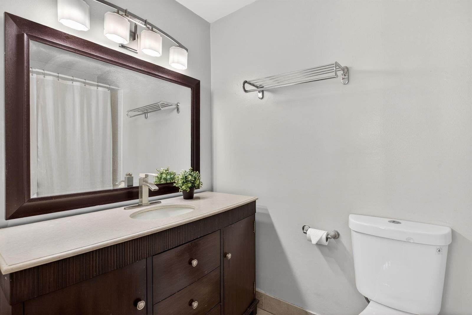 2nd B/R ensuite bath