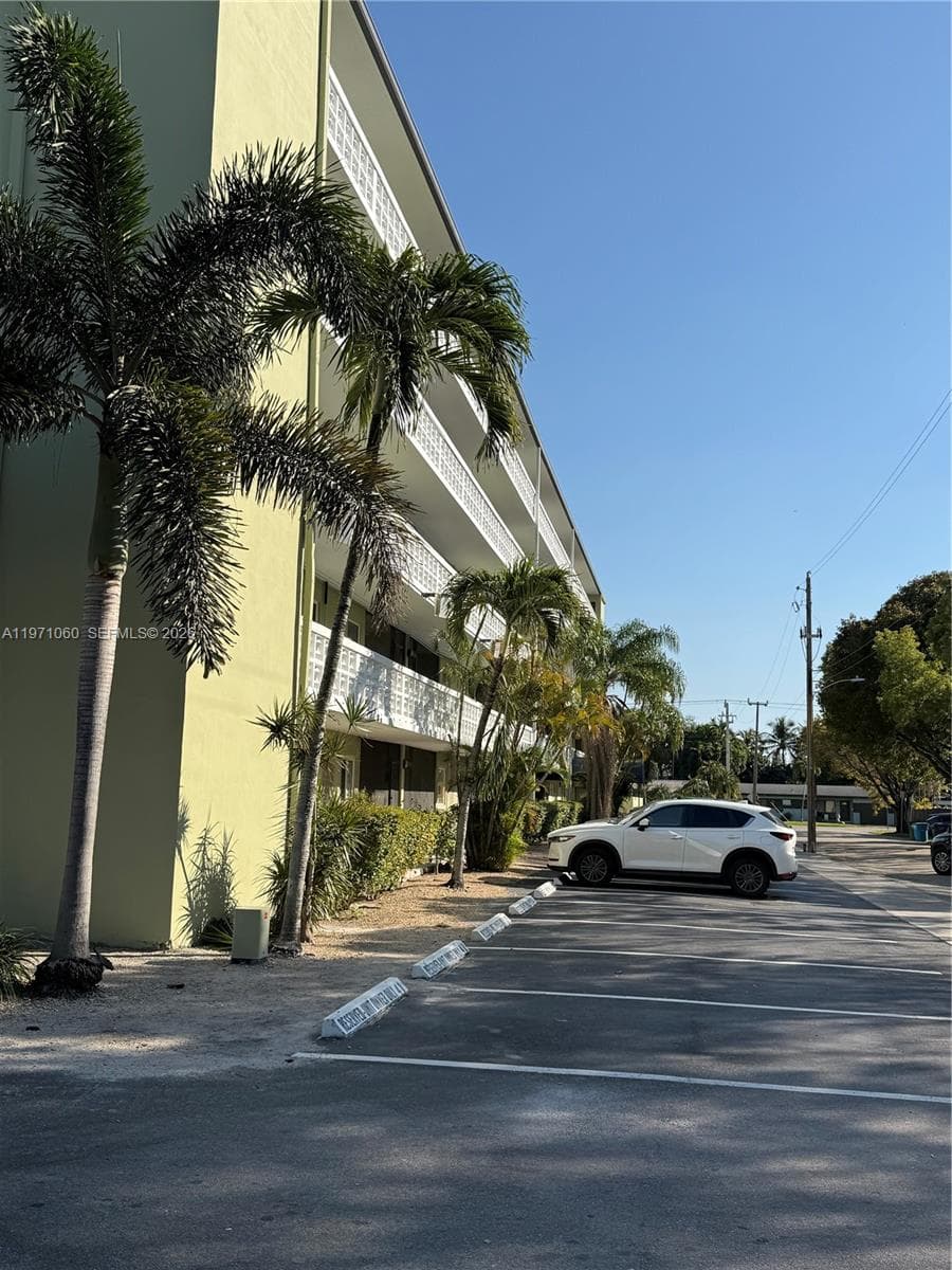Santa Monica Condominium · #315B in Hollywood - Photo 44