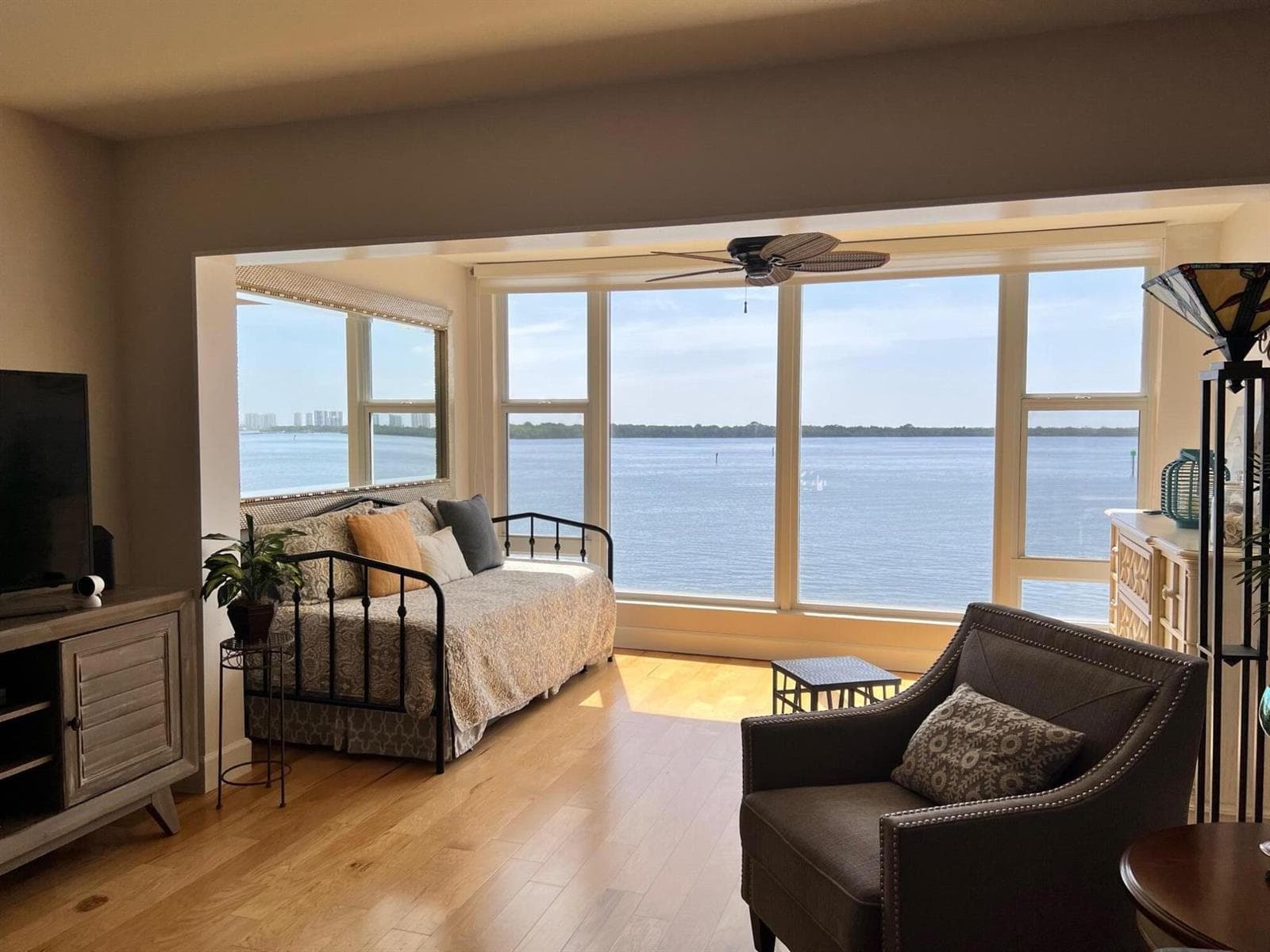 Fla Room w/day bed