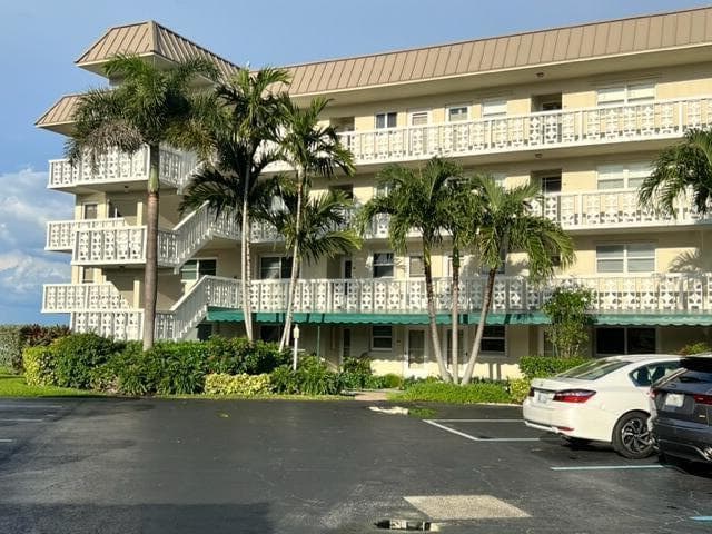 52 Yacht Club