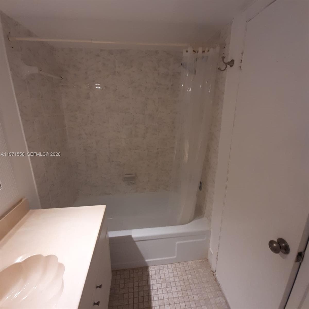 SHOWER BATH TUB