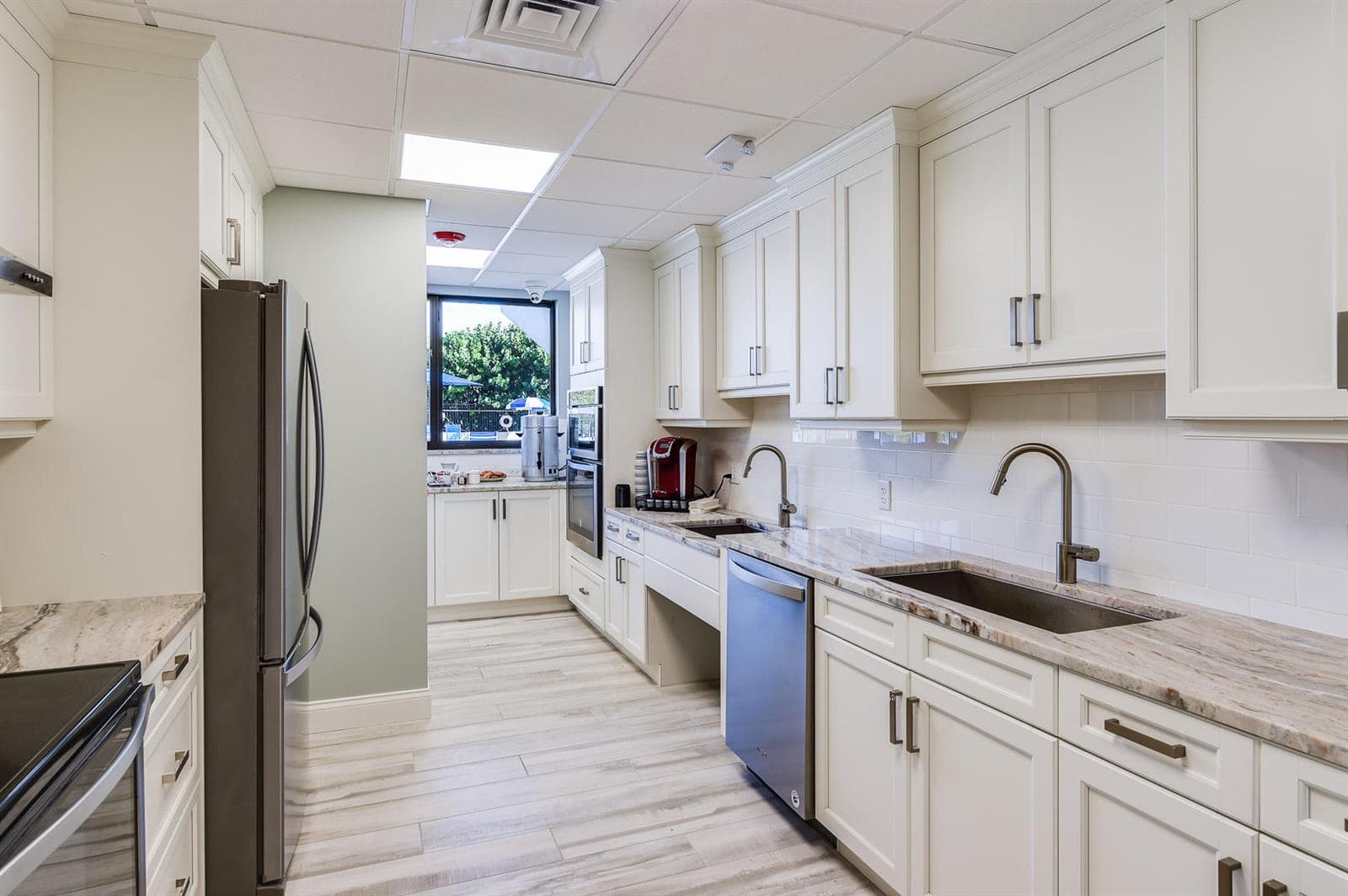 POOLSIDE KITCHEN