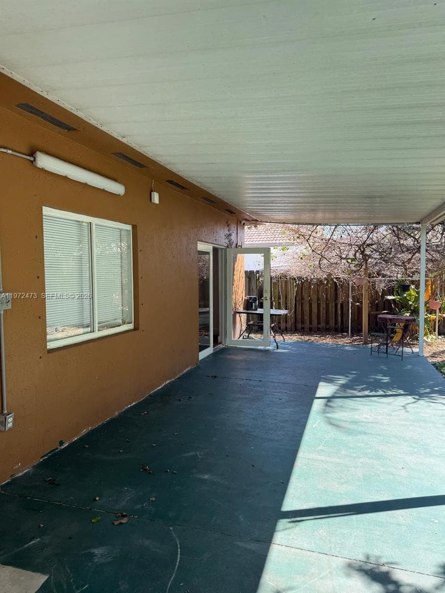 718 SE 12th Ter #. photo 6