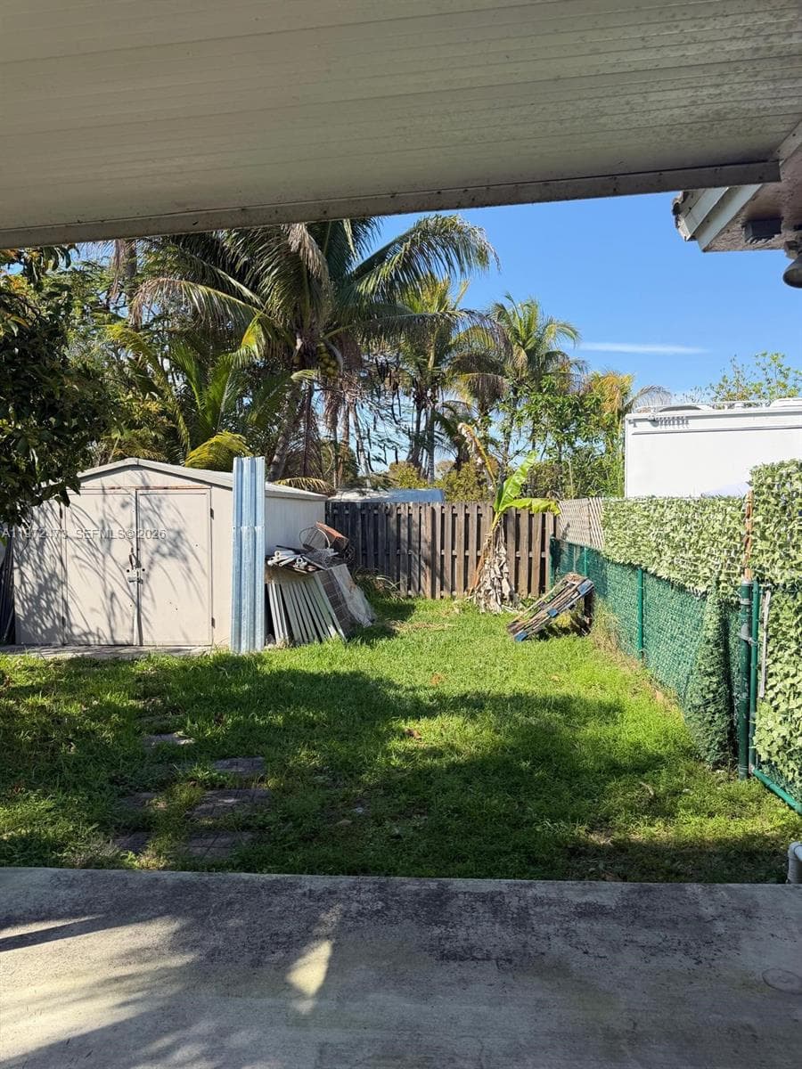 718 SE 12th Ter #. photo 7