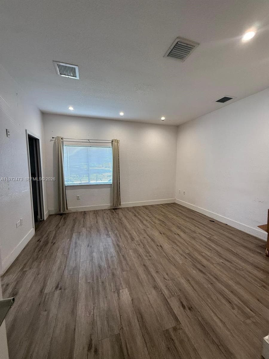 718 SE 12th Ter #. photo 5