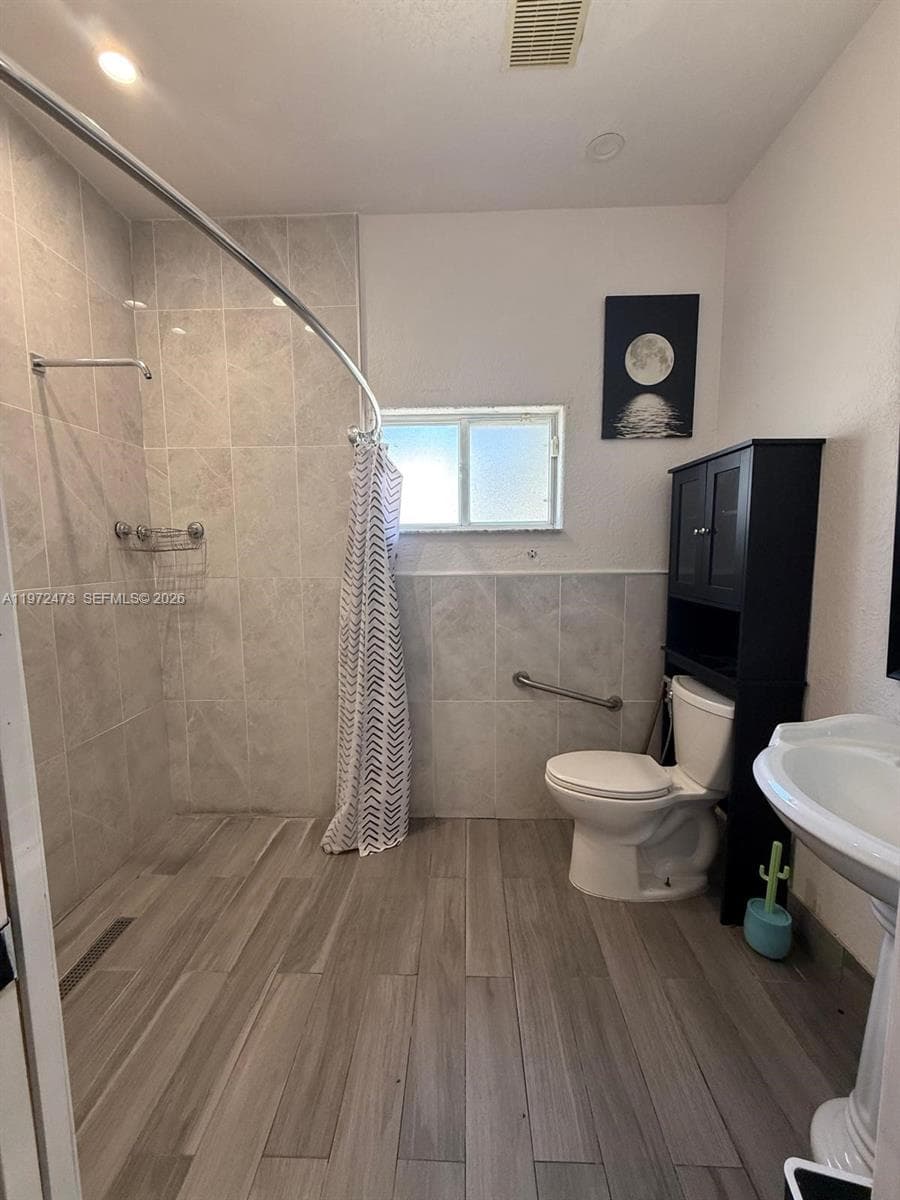 718 SE 12th Ter #. photo 4