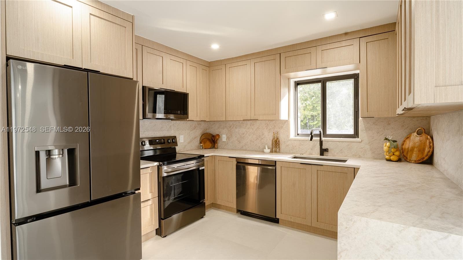 1221 Biarritz Dr photo 2