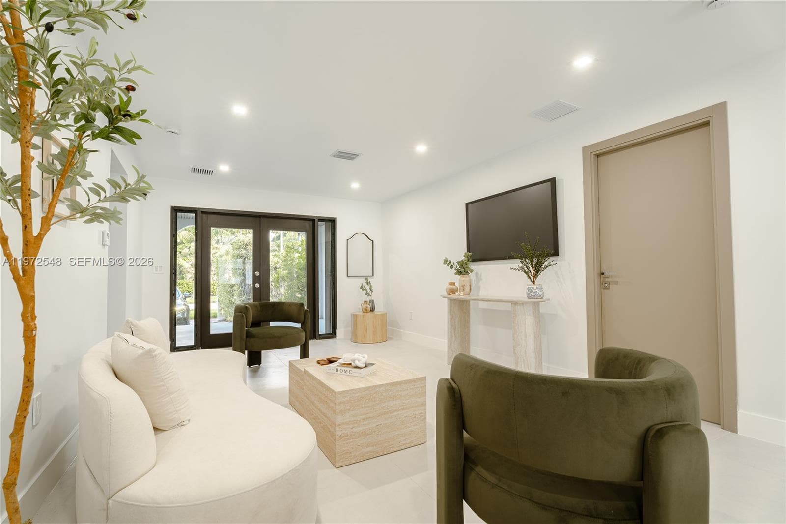 1221 Biarritz Dr photo 4