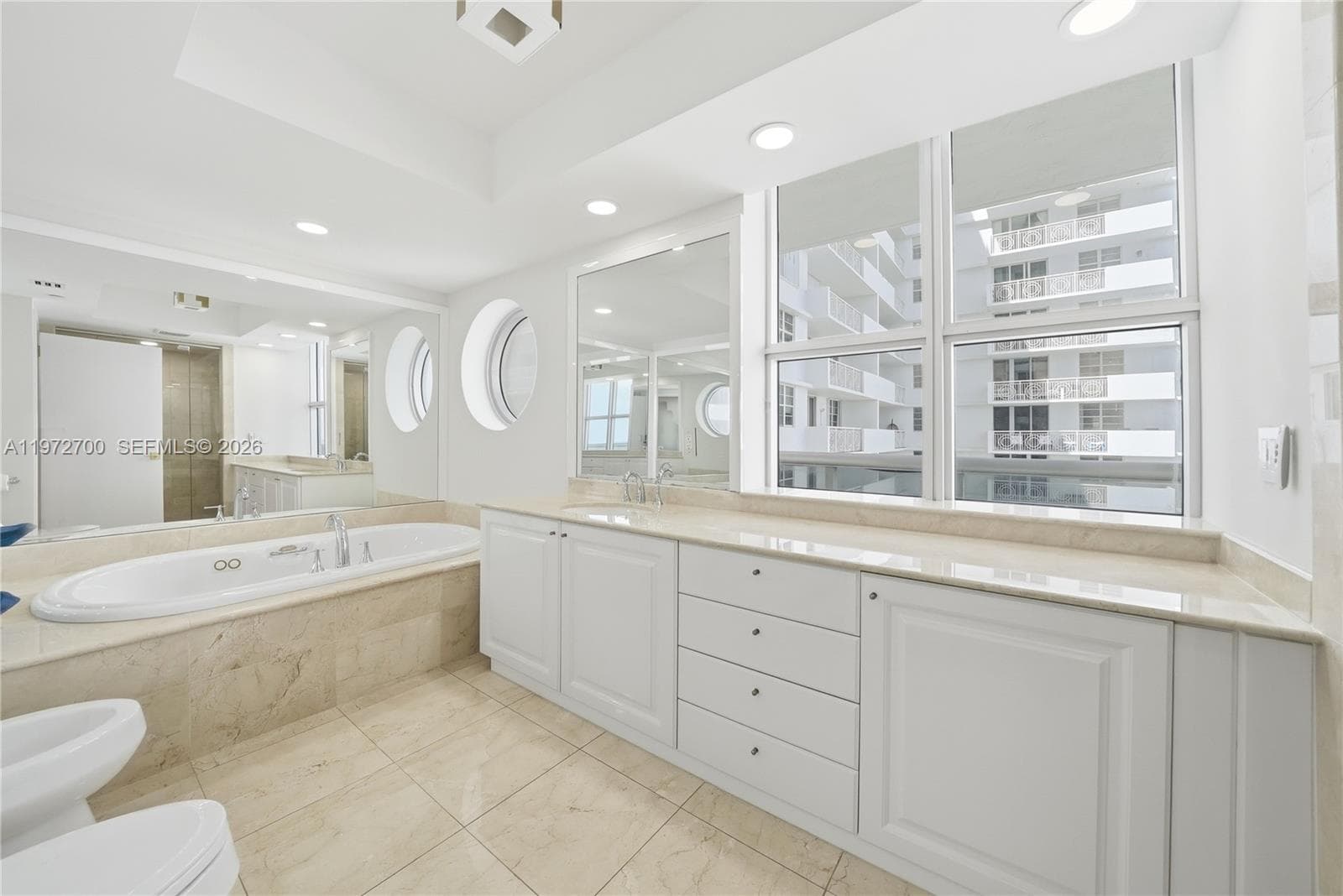 VILLA DI MARE CONDO · #700 in Miami Beach - Photo 12