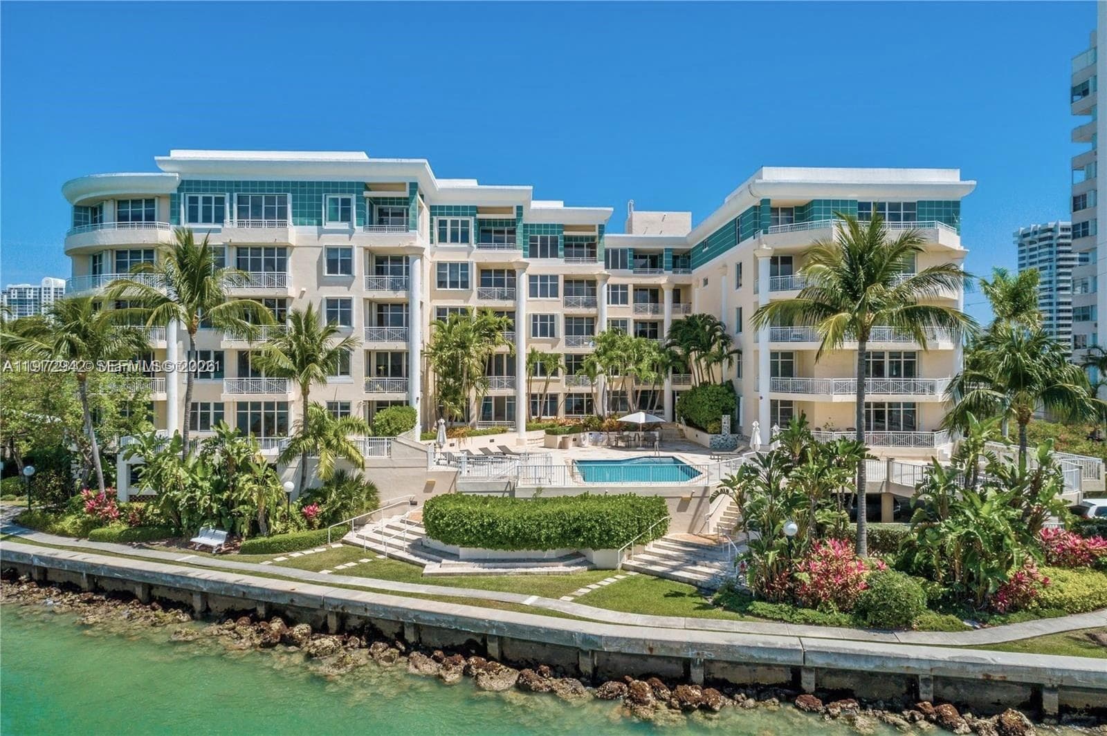 Outdoor Living on Venetian Islands Waterway