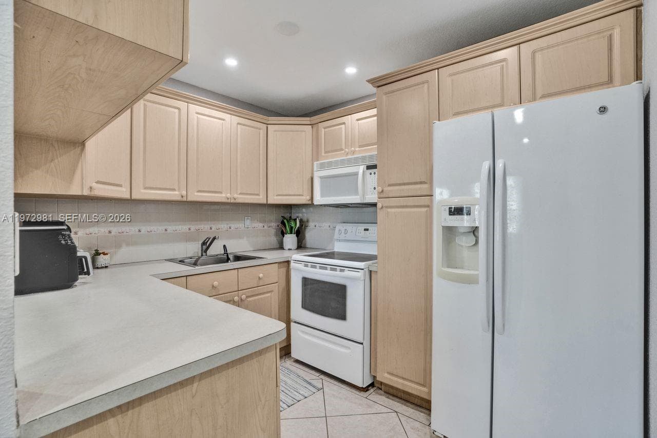 CARIBBEAN HOUSE CONDO · #208 in North Miami Beach - Photo 11